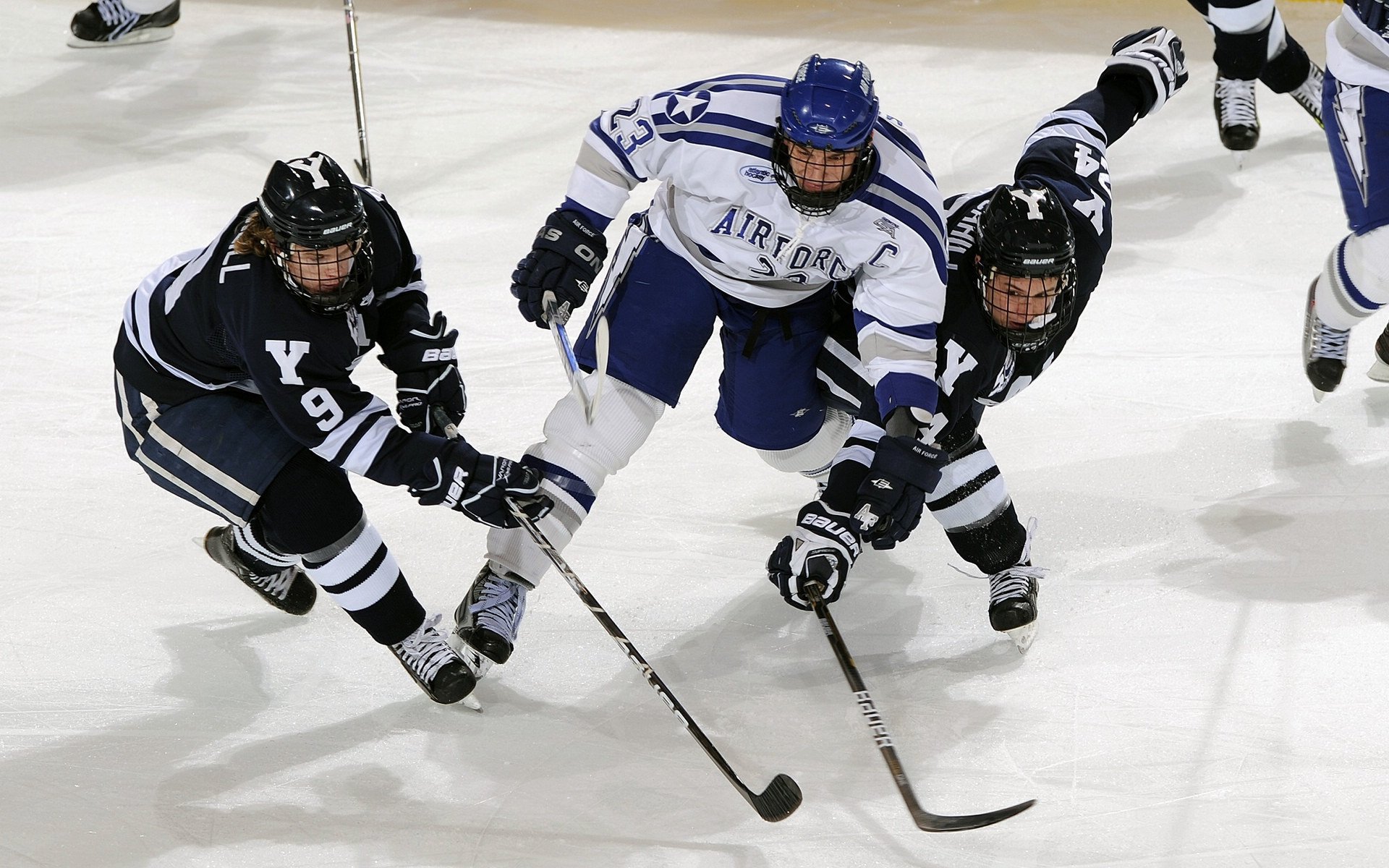UFC 重拳直接断牙